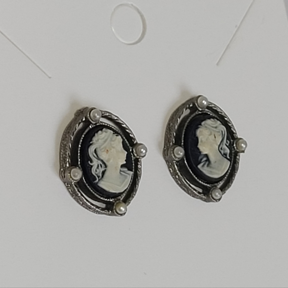 Vintage Victorian Silver Tone Oval Black White Lady Cameo Pearl Stud Earrings - Picture 12 of 14
